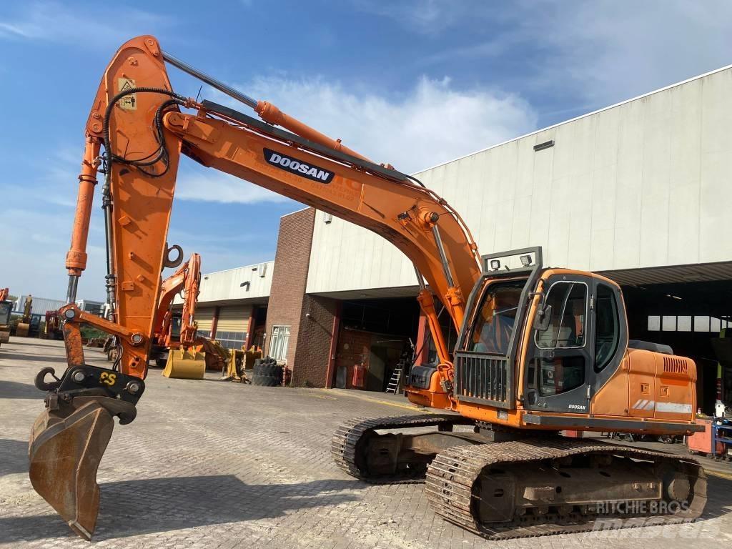 Doosan DX 180 LC 大型油圧ショベル12t以上（パワーショベル・ユンボ）