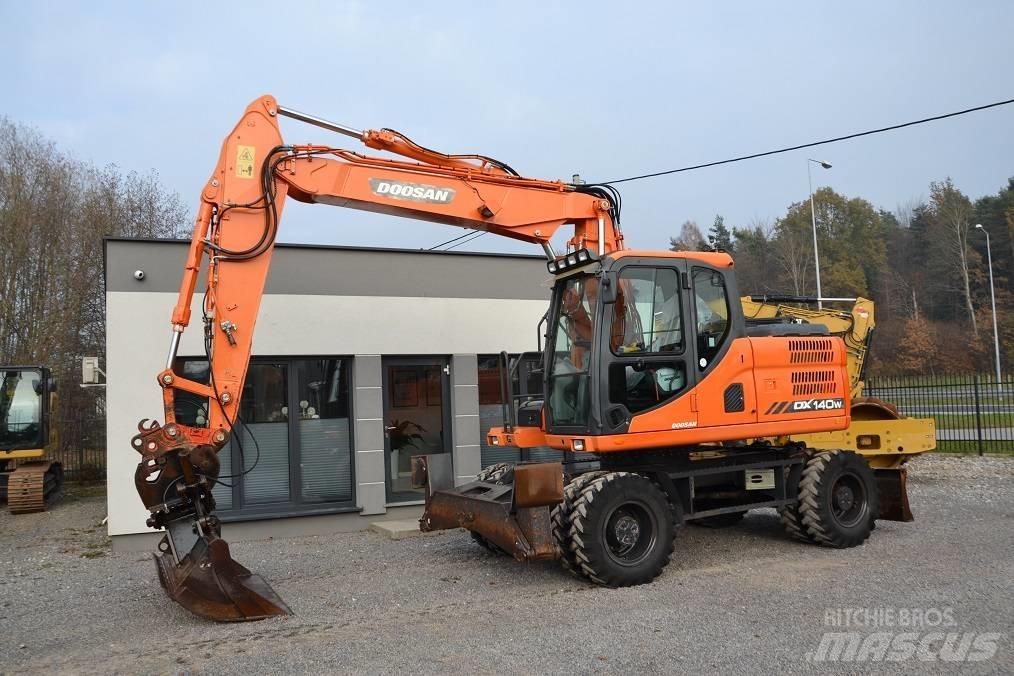 Doosan DX 140 W ホイール式油圧ショベル（パワーショベル・ユンボ・バックホー）