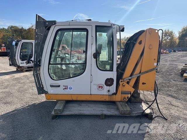 Liebherr A 934 C HD キャビン及び内装