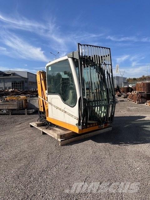 Liebherr A 934 C HD キャビン及び内装