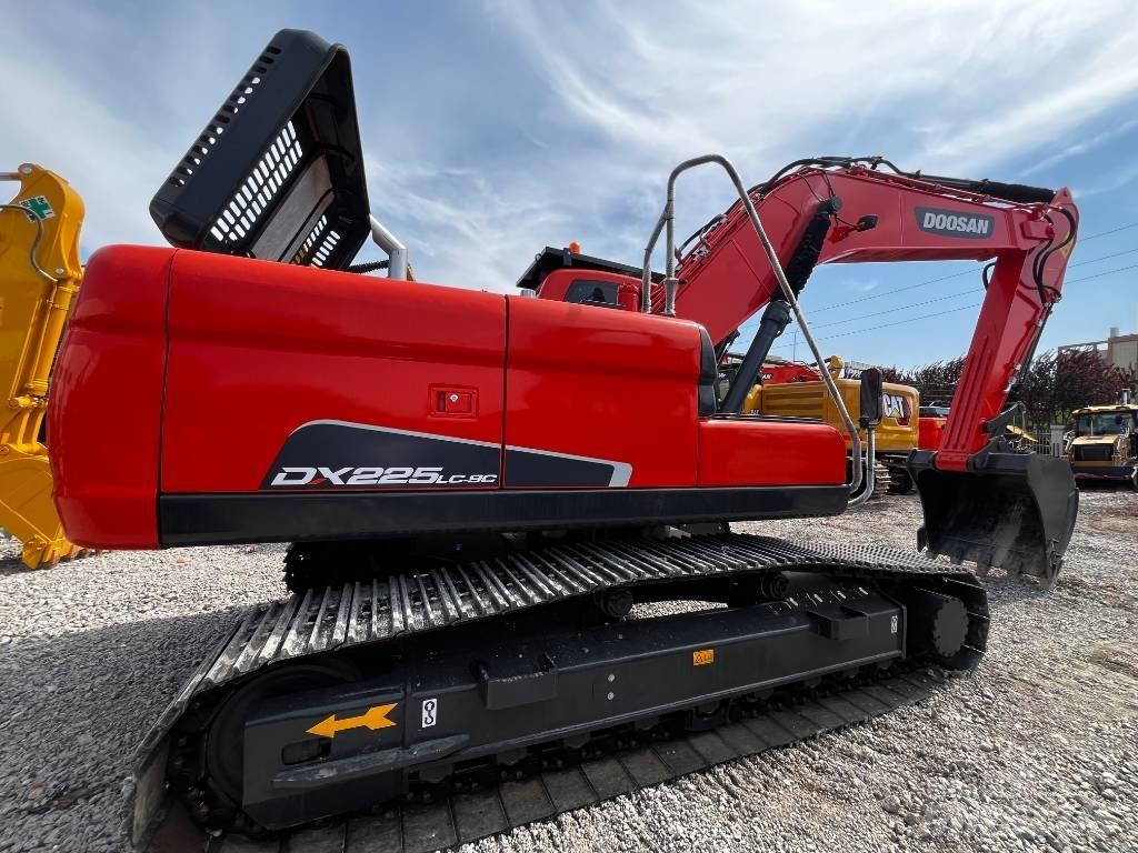 Doosan DX 225 大型油圧ショベル12t以上（パワーショベル・ユンボ）