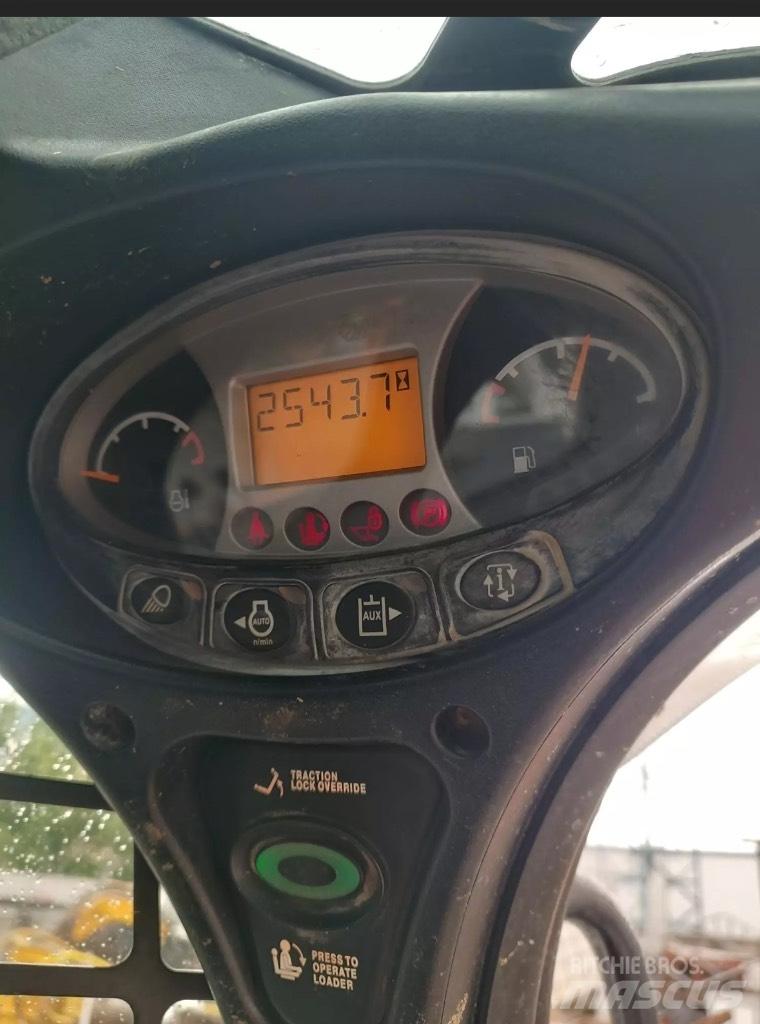 Bobcat S 530 スキッドステアローダー