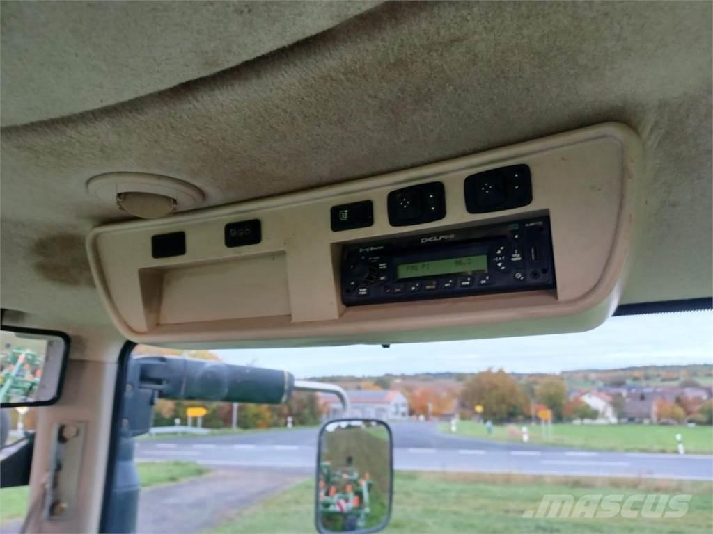 John Deere 8335R トラクター