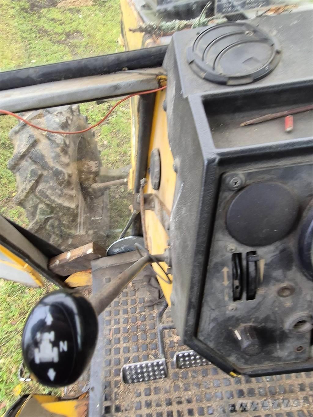 Valtra 715M トラクター