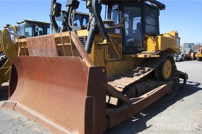CAT D6R2 ブルドーザー