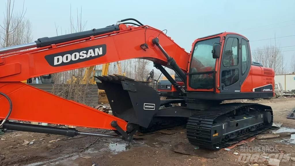 Doosan DX 225 LC 大型油圧ショベル12t以上（パワーショベル・ユンボ）
