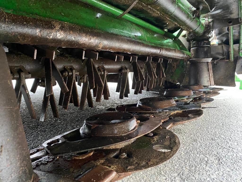 John Deere 324 芝刈り機