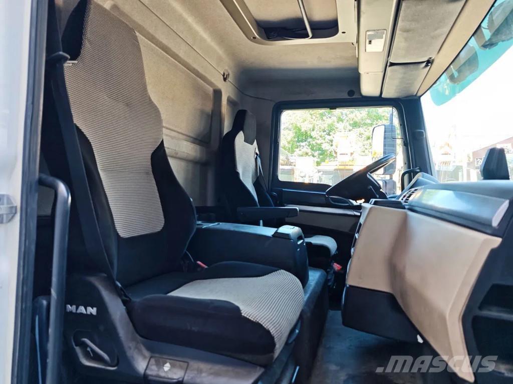 MAN TGL 8.220 4x2 キャブ付きシャーシ