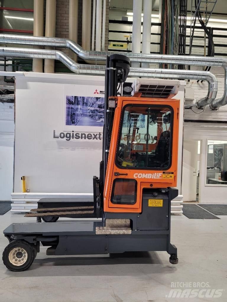 Combilift C 4000 全方向リーチ型フォークリフト