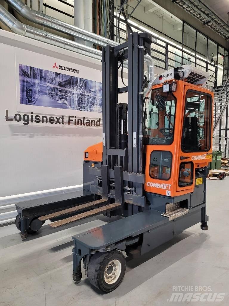 Combilift C 4000 全方向リーチ型フォークリフト