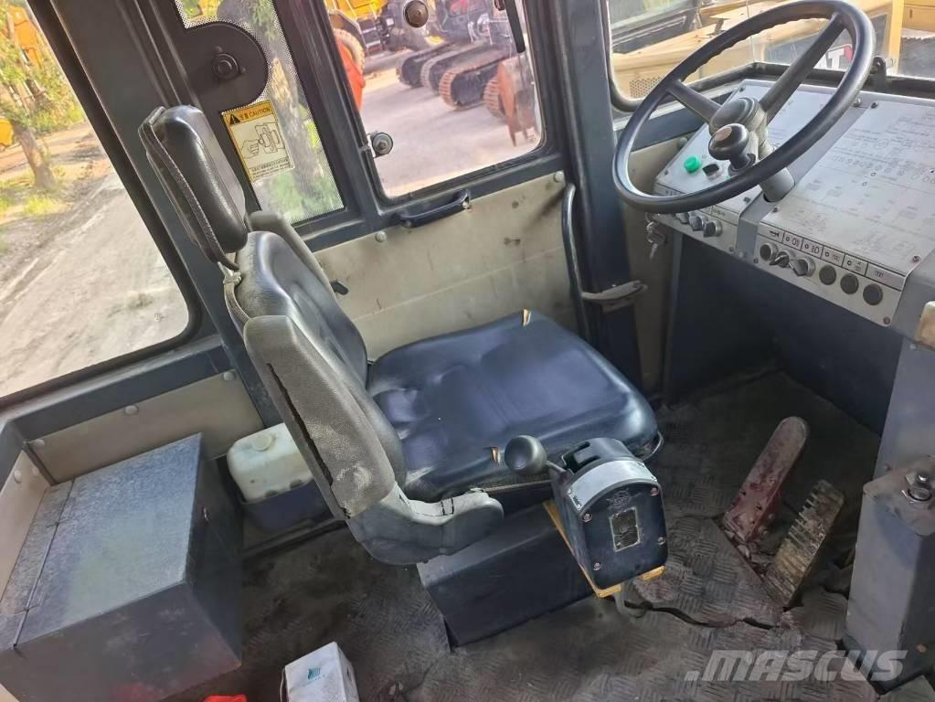 XCMG XP 263 タイヤローラ
