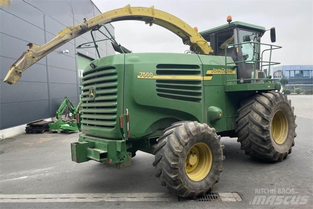 John Deere 7500 自走式フォレージハーベスター