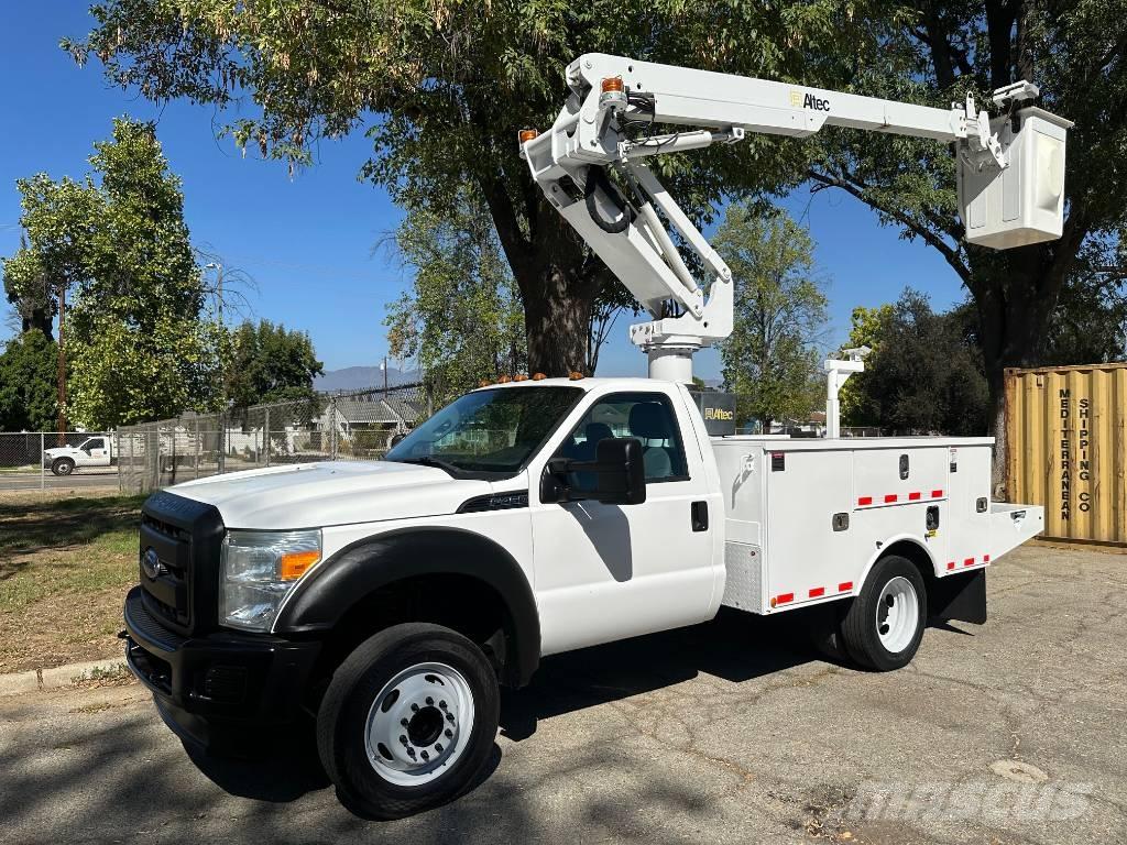 Altec AT 235 トラック高所作業車