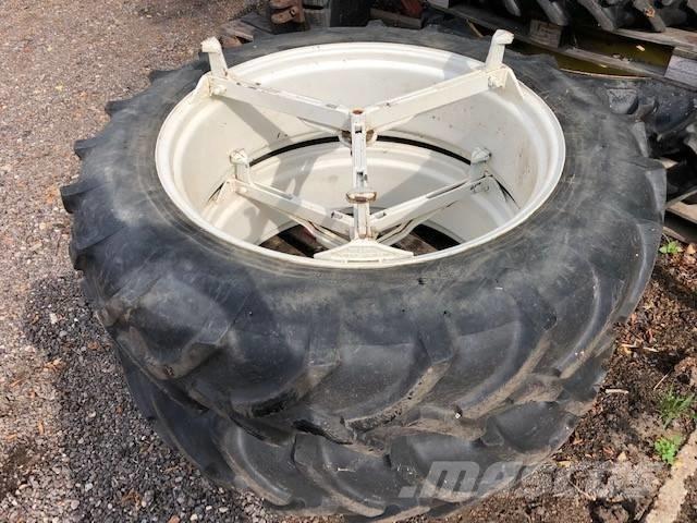 Pirelli 13.6 R38 タイヤ、ホイル、リム