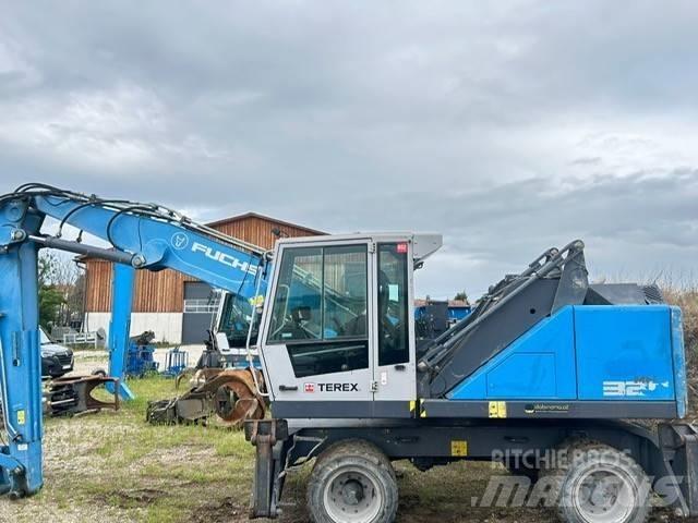 Fuchs MHL 320 廃棄物／工業産廃処理機
