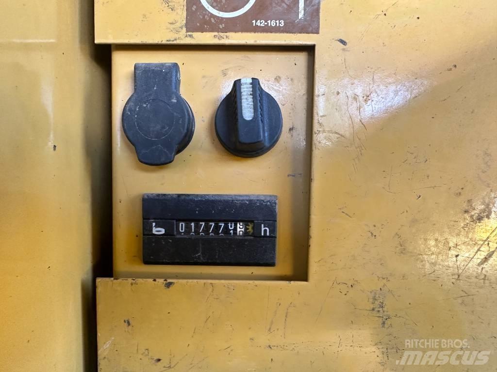 CAT M 320 VAH ホイール式油圧ショベル（パワーショベル・ユンボ・バックホー）