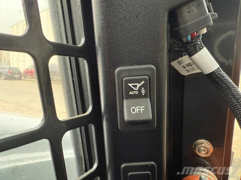 Bobcat S 590 スキッドステアローダー