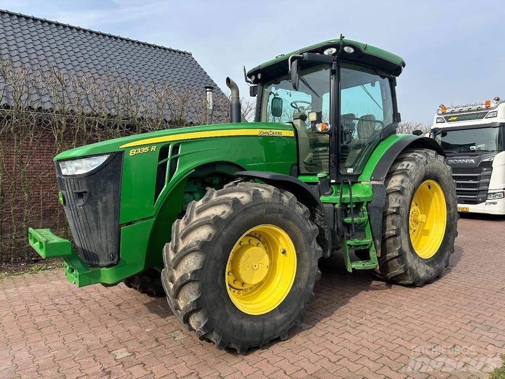 John Deere 8335R トラクター