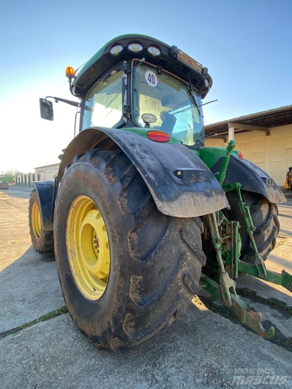 John Deere 8345 R トラクター