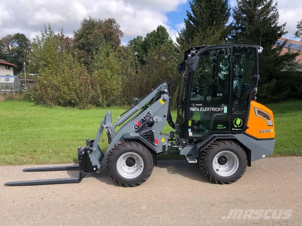 GiANT G 2200 E 多目的ローダー