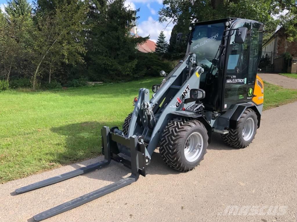 GiANT G 2200 E 多目的ローダー