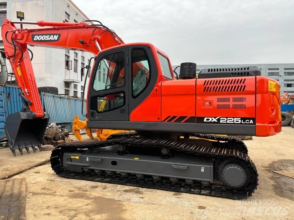 Doosan DX 225 LCA 大型油圧ショベル12t以上（パワーショベル・ユンボ）