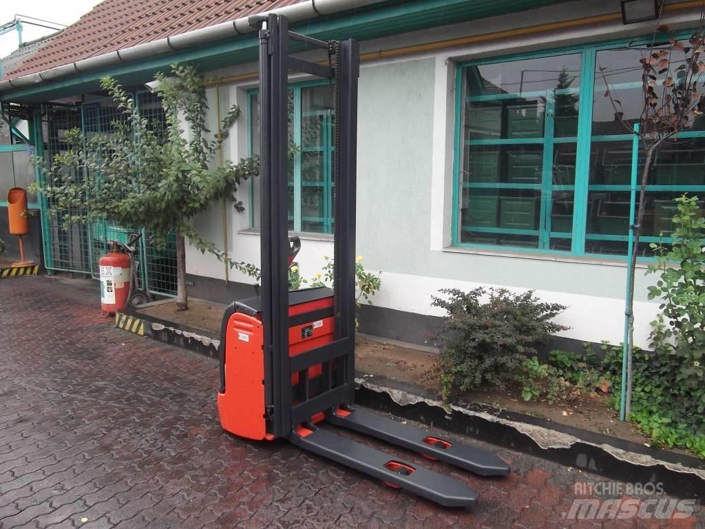 Linde L12 /379/ V-2097 自走式スタッカー