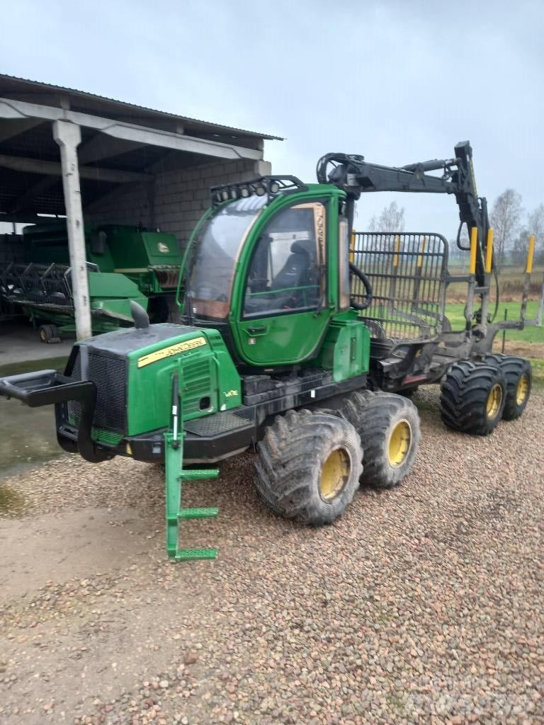 John Deere 810E フォワーダー