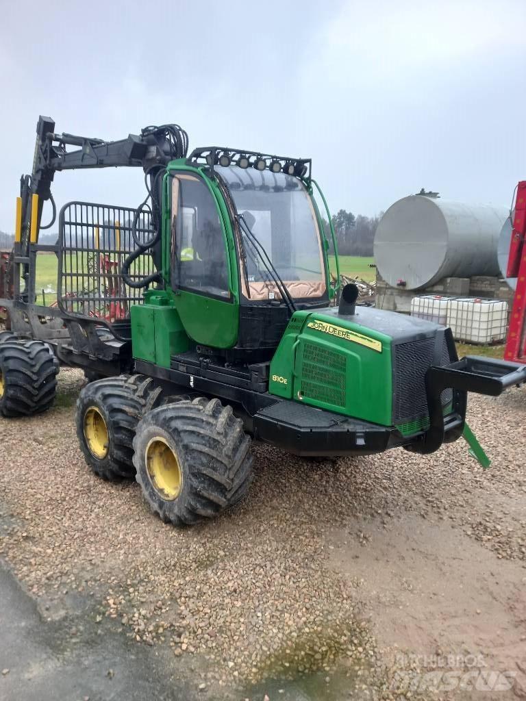John Deere 810E フォワーダー