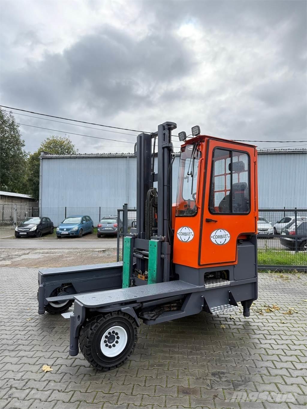 Combilift C5000 XL 全方向リーチ型フォークリフト
