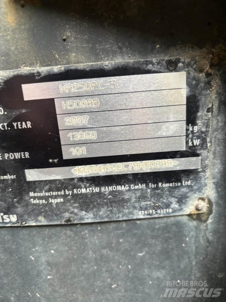 Komatsu WA250PZ-5 ホイールローダー・タイヤショベル