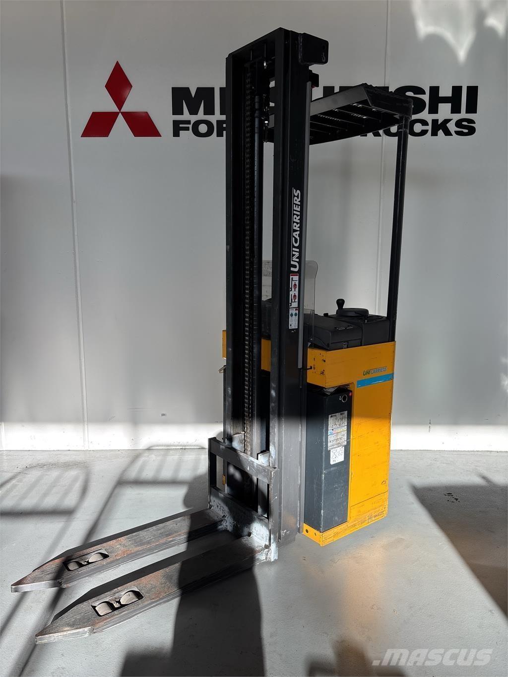 Atlet A160 自走式スタッカー