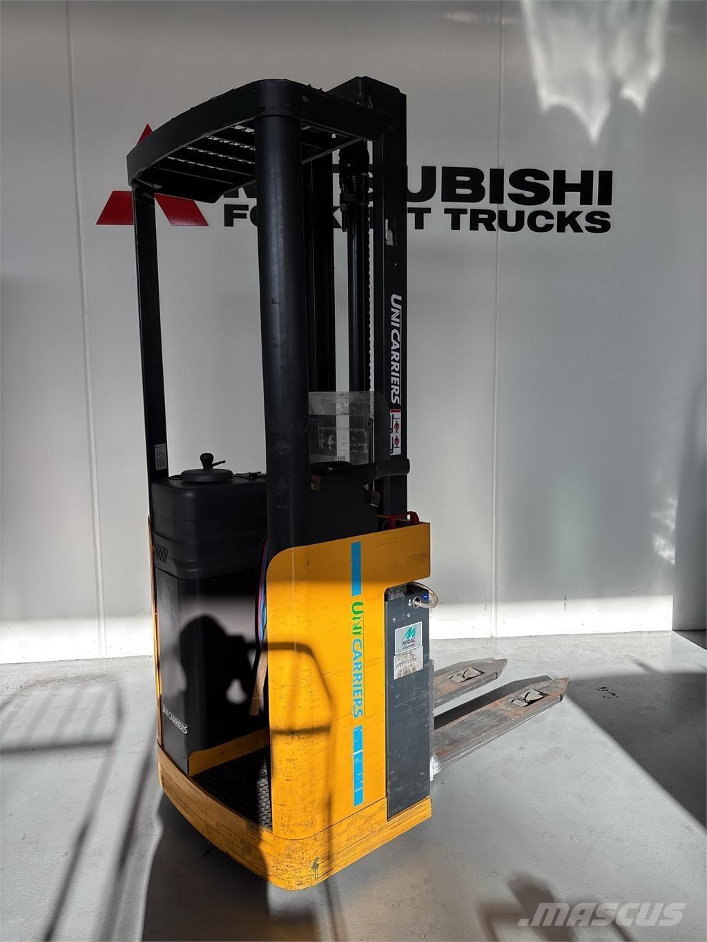 Atlet A160 自走式スタッカー