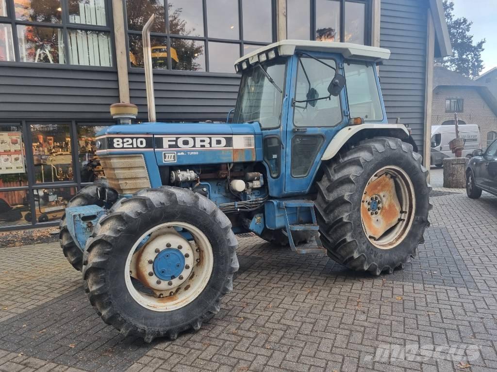 Ford 8210 トラクター