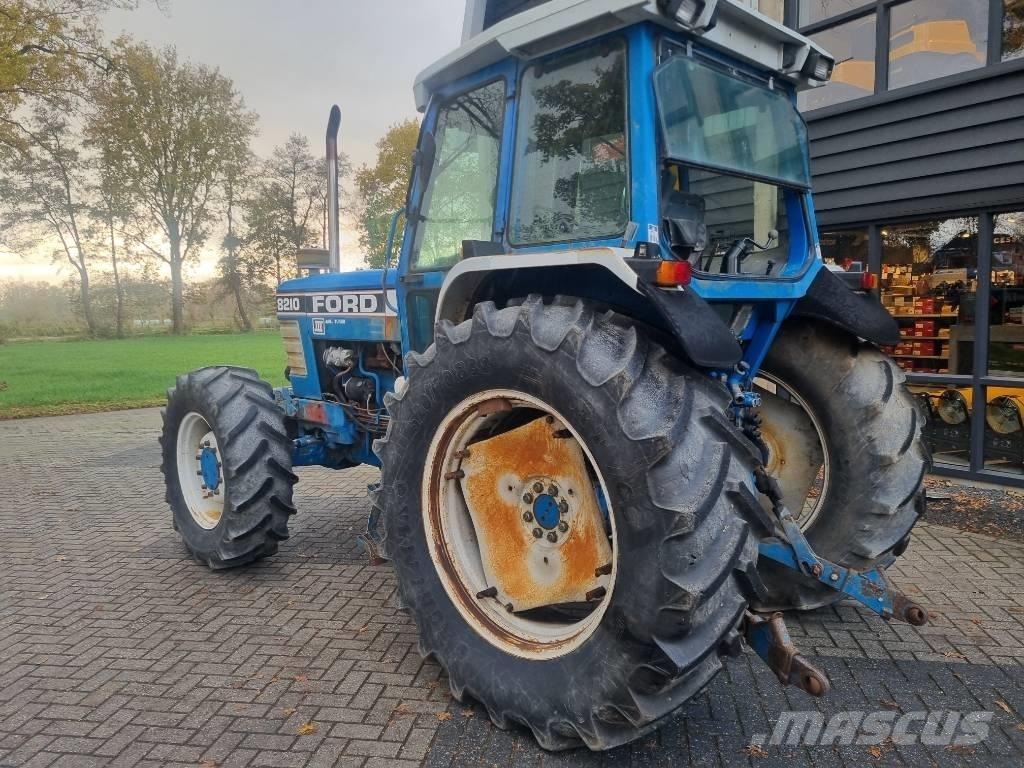 Ford 8210 トラクター