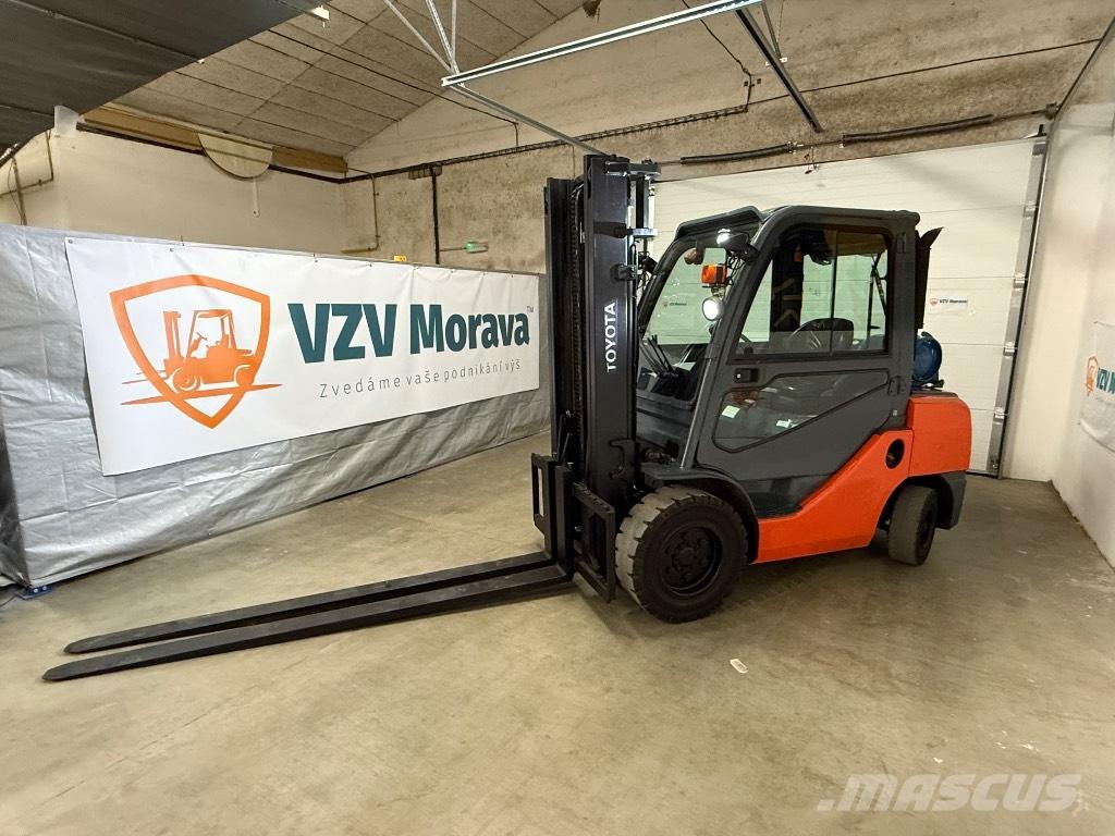 Toyota 02-8 FGJF 35 LPGフォークリフト