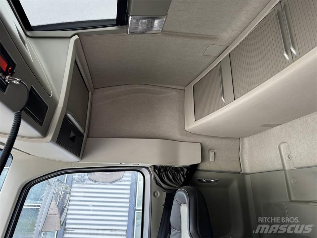 Volvo FH540 8x4 ダンプ