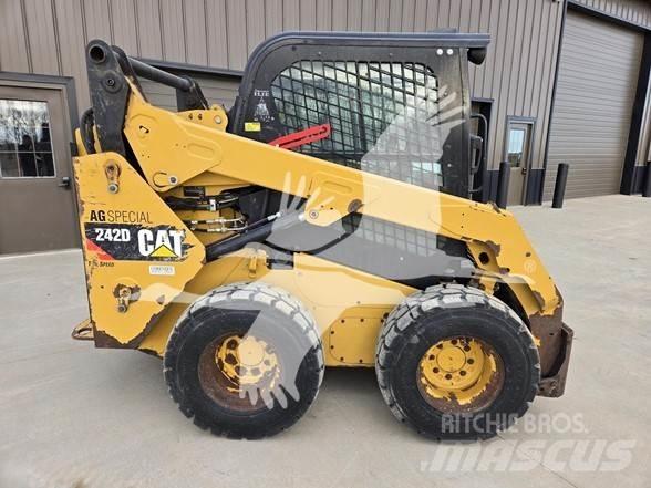 CAT 242D スキッドステアローダー