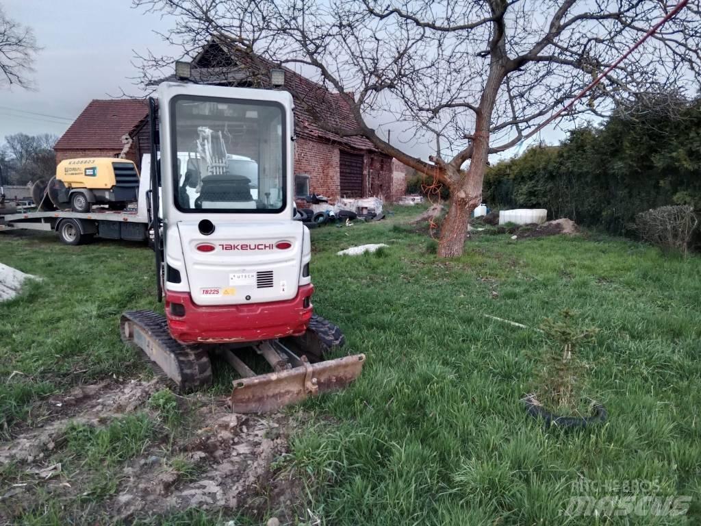 Takeuchi TB 225 ミニ油圧ショベル 7t以下（ミニユンボ・ミニディガー）
