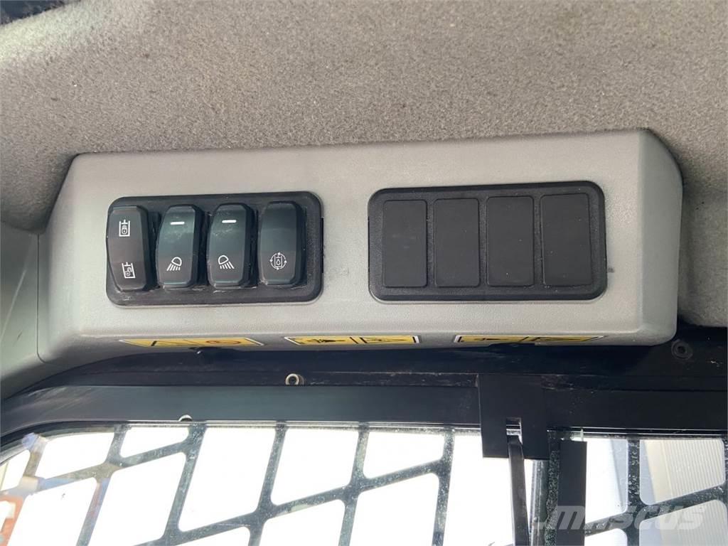 CAT 226 D3 (5867) スキッドステアローダー