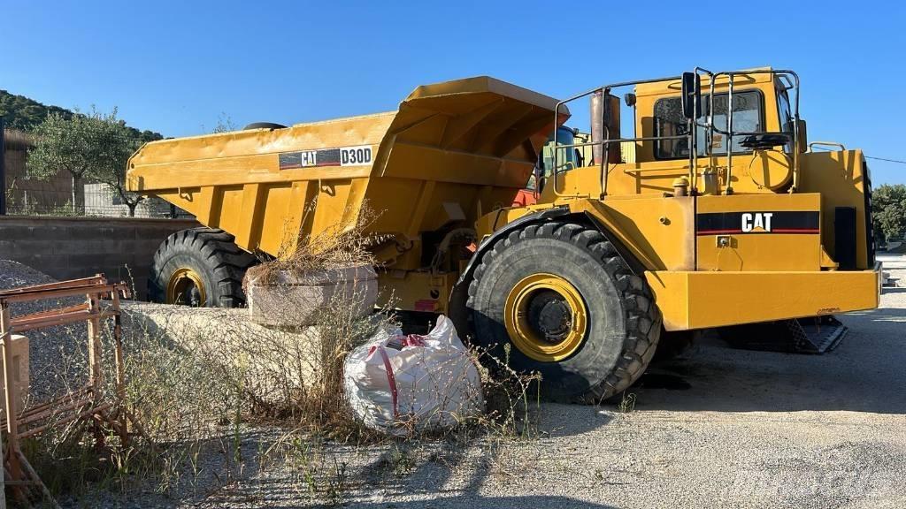 CAT D 30 D アーティキュレート式ダンプトラック