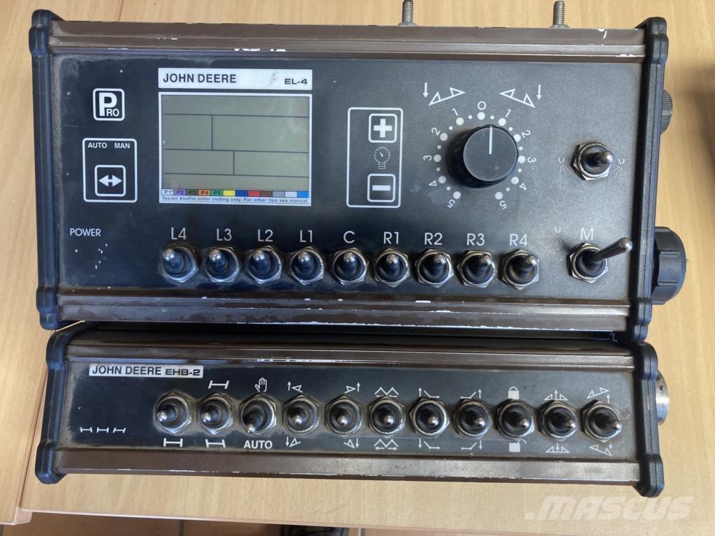 John Deere 732 牽引型スプレイヤー