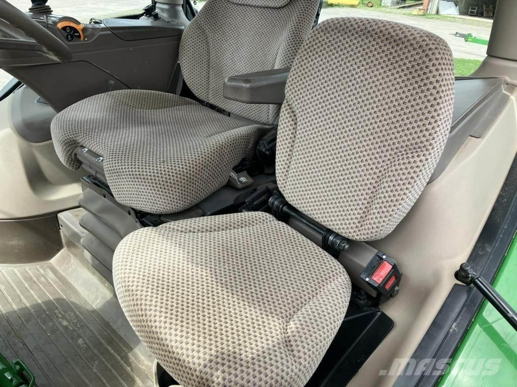 John Deere 6215R トラクター