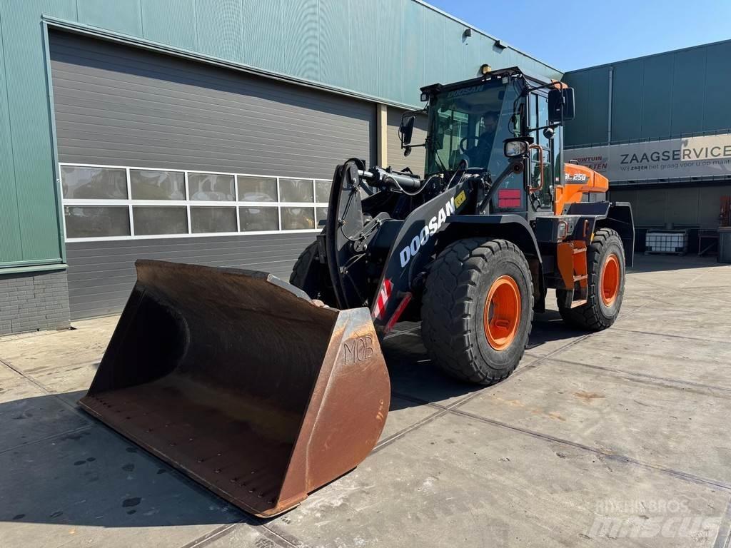 Doosan DL250-7 ホイールローダー・タイヤショベル