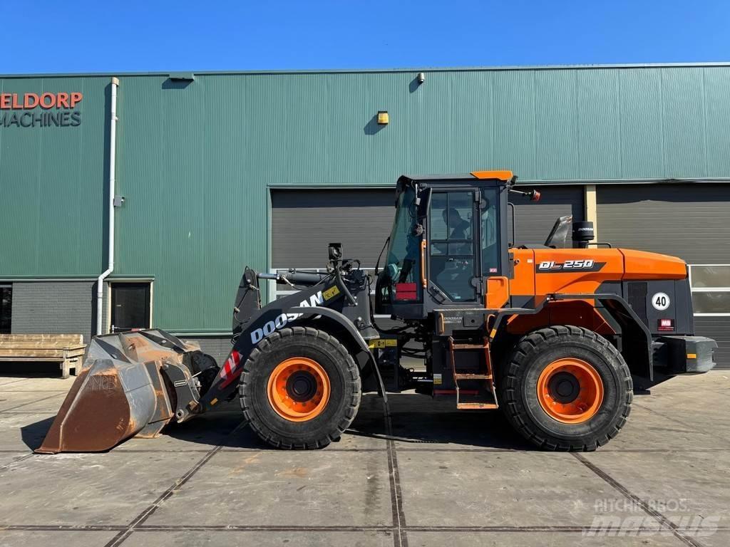 Doosan DL250-7 ホイールローダー・タイヤショベル