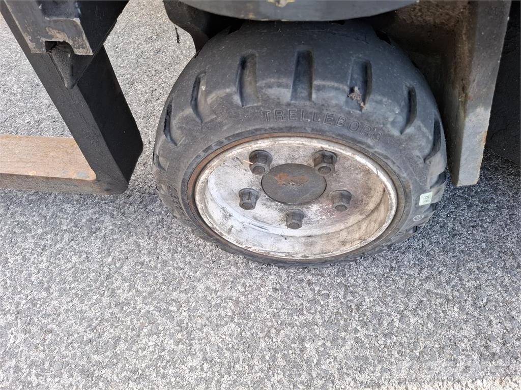 Combilift C3000CB 全方向リーチ型フォークリフト