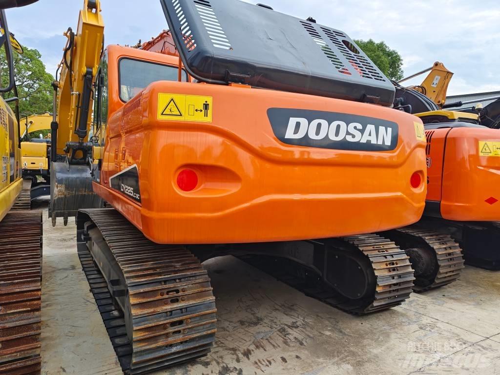 Doosan 225 LC 大型油圧ショベル12t以上（パワーショベル・ユンボ）