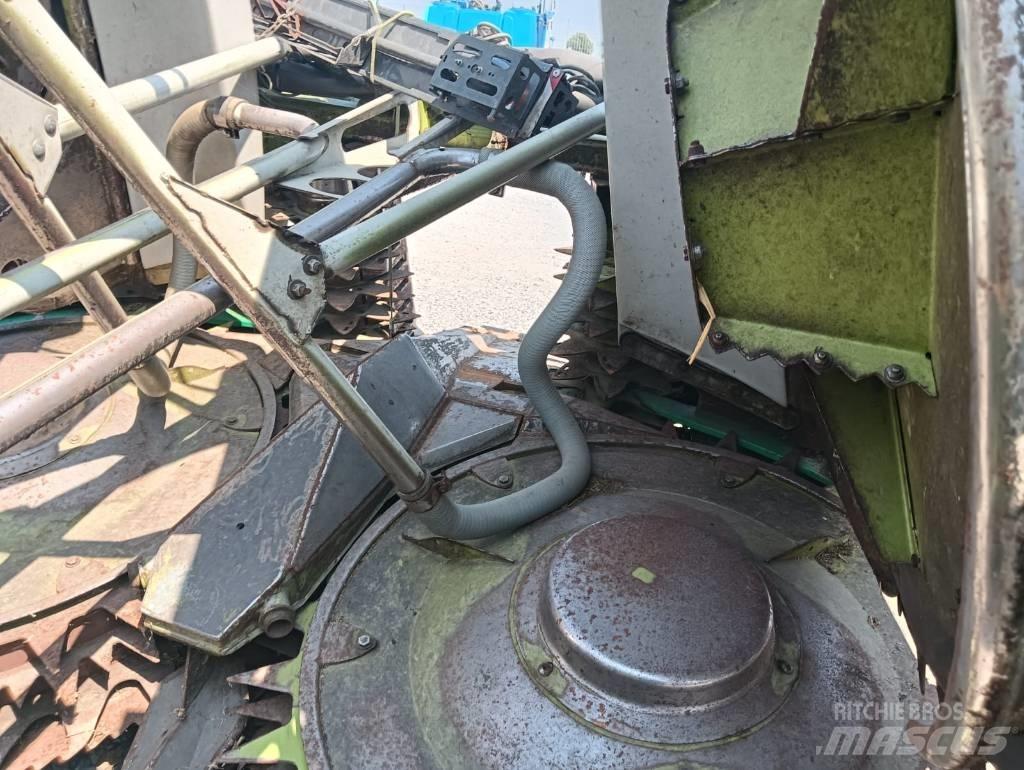 CLAAS Orbis 600 自走式フォレージハーベスター
