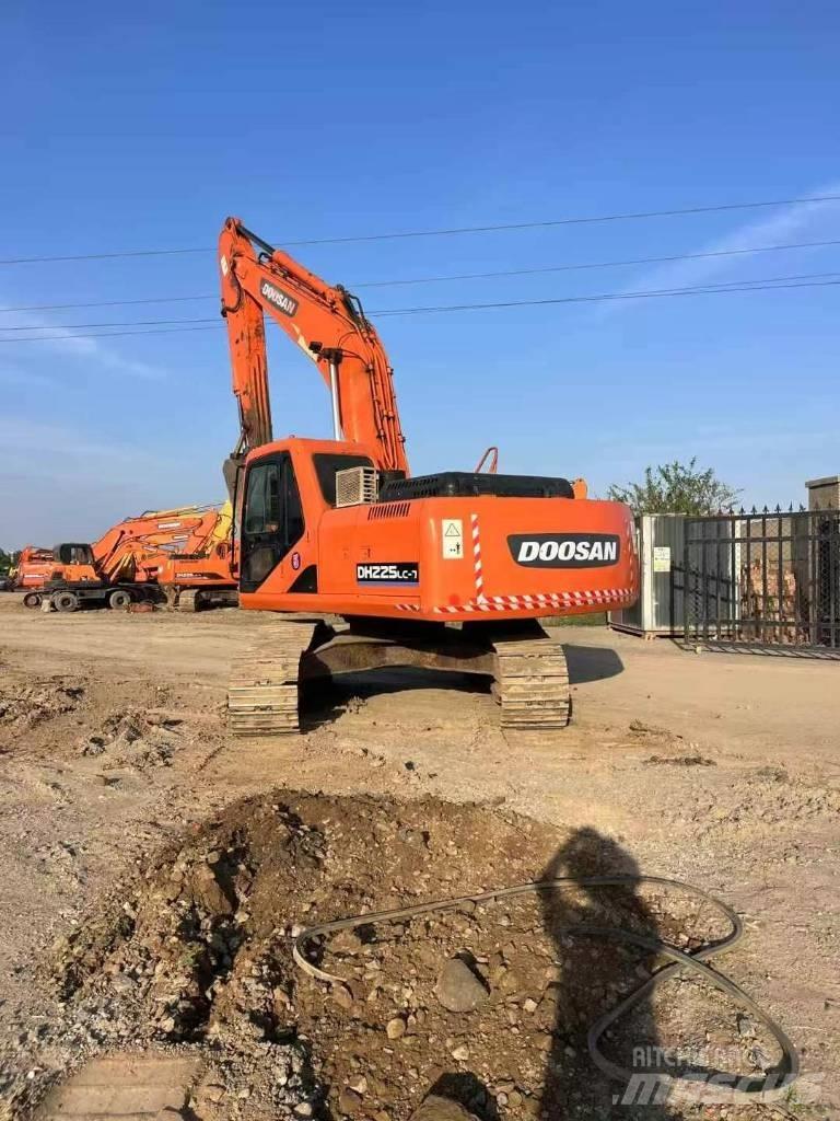 Doosan DH 225 LC-7 大型油圧ショベル12t以上（パワーショベル・ユンボ）