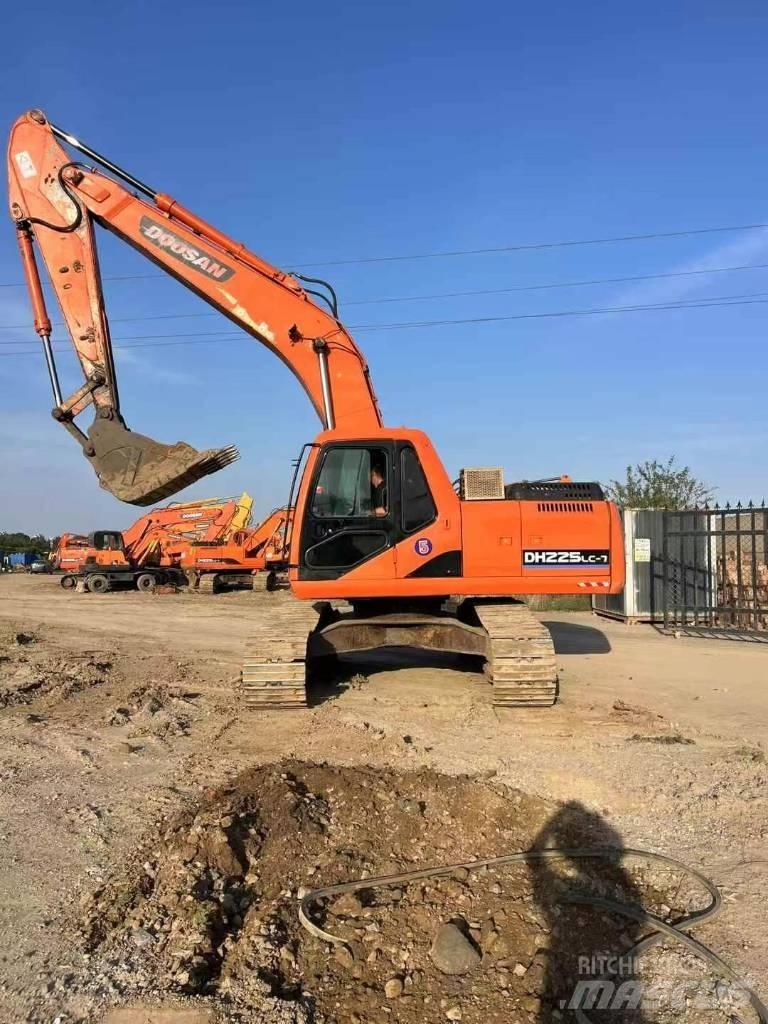Doosan DH 225 LC-7 大型油圧ショベル12t以上（パワーショベル・ユンボ）